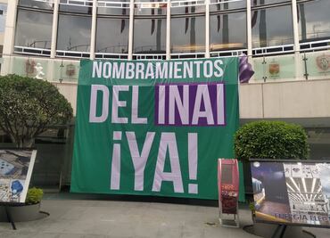 Despliegan en Senado mantas para exigir nombramientos a comisionados del INAI