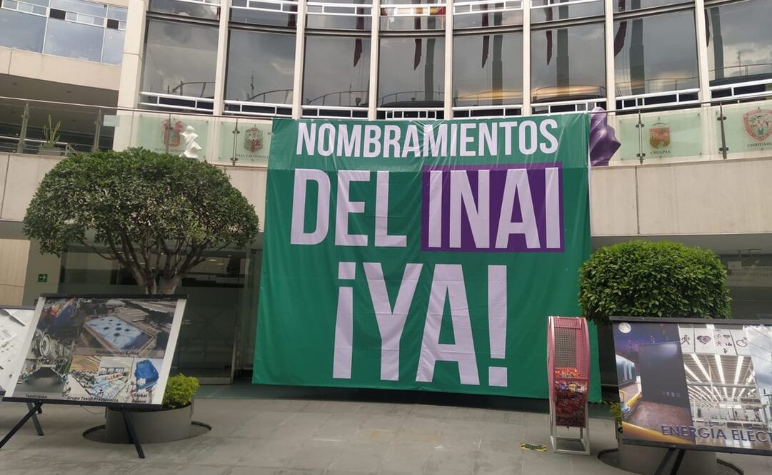 Colocan mantas en el Patio del Federalismo del Senado para exigir designación de comisionados del INAI. Foto: Luis Carlos Rodríguez