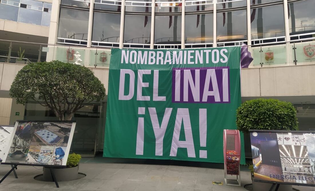 Colocan mantas en el Patio del Federalismo del Senado para exigir designación de comisionados del INAI. Foto: Luis Carlos Rodríguez