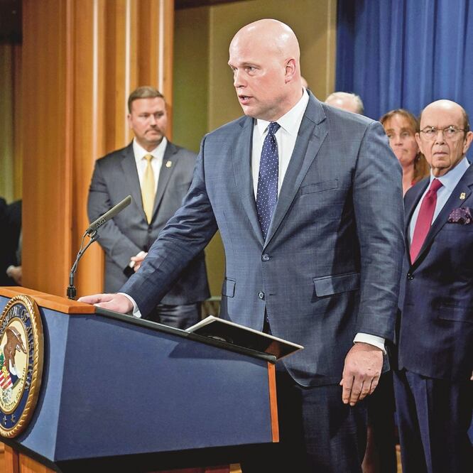 Matthew Whitaker, fiscal general interino, ayer durante su comparecencia frente al secretario de Comercio, Wilbur Ross, en Washington. JOSHUA ROBERTS. REUTERS