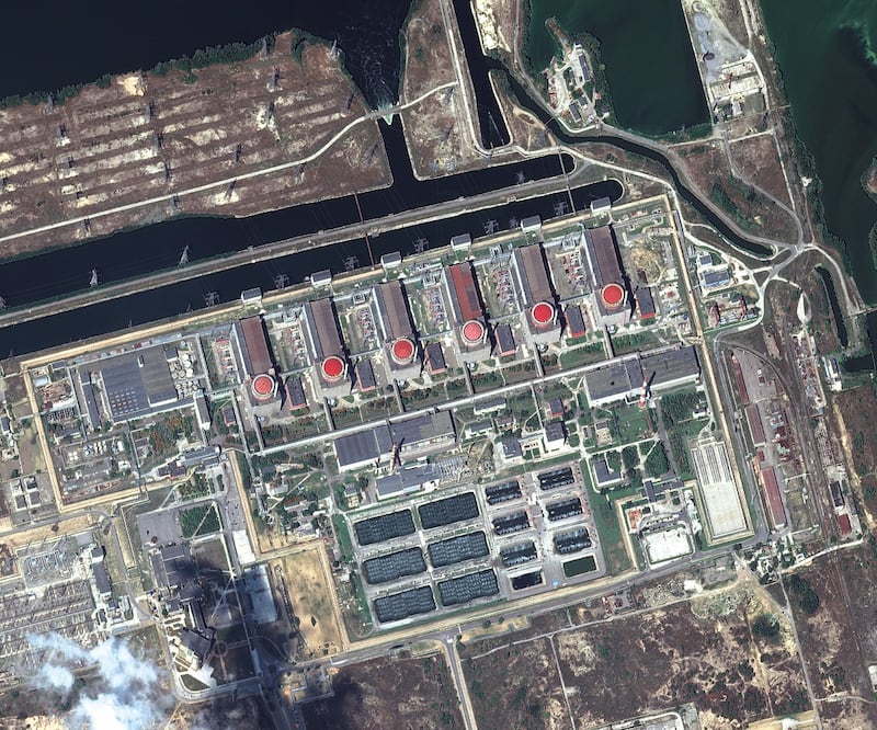 Una imagen satelital, proveída por Maxar Technologies, de la planta nuclear de Zaporiyia, en Enerhodar, Ucrania, tomada por los rusos. Foto: EFE