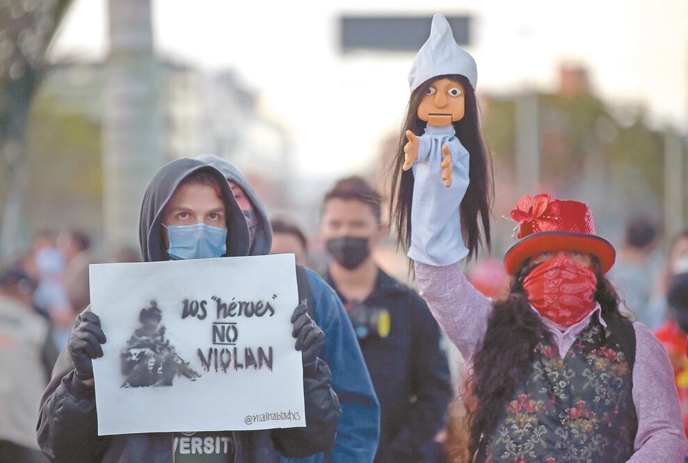Colombianos se manifestaron en Bogotá contra las fuerzas militares, luego de que se difundieran casos de abuso sexual a menores indígenas. Foto: RAÚL ARBOLEDA. AFP