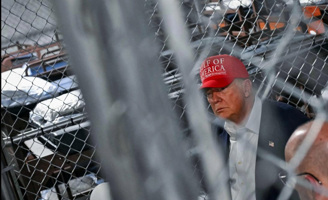El presidente Donald Trump visita el nuevo centro de detención de migrantes "Alcatraz Caimán" ubicado en un pantano de Florida infestado de reptiles en Ochopee, Florida, el 1 de julio de 2025. Foto: AFP