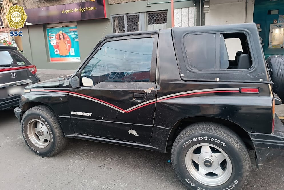 Elementos de la Secretaría de Seguridad Ciudadana (SSC-CDMX) detuvieron a dos hombres identificados como “montachoques”, quienes agredieron a un ciudadano en las inmediaciones de la Terminal 1 del Aeropuerto Internacional de la Ciudad de México (AICM). Foto: especial