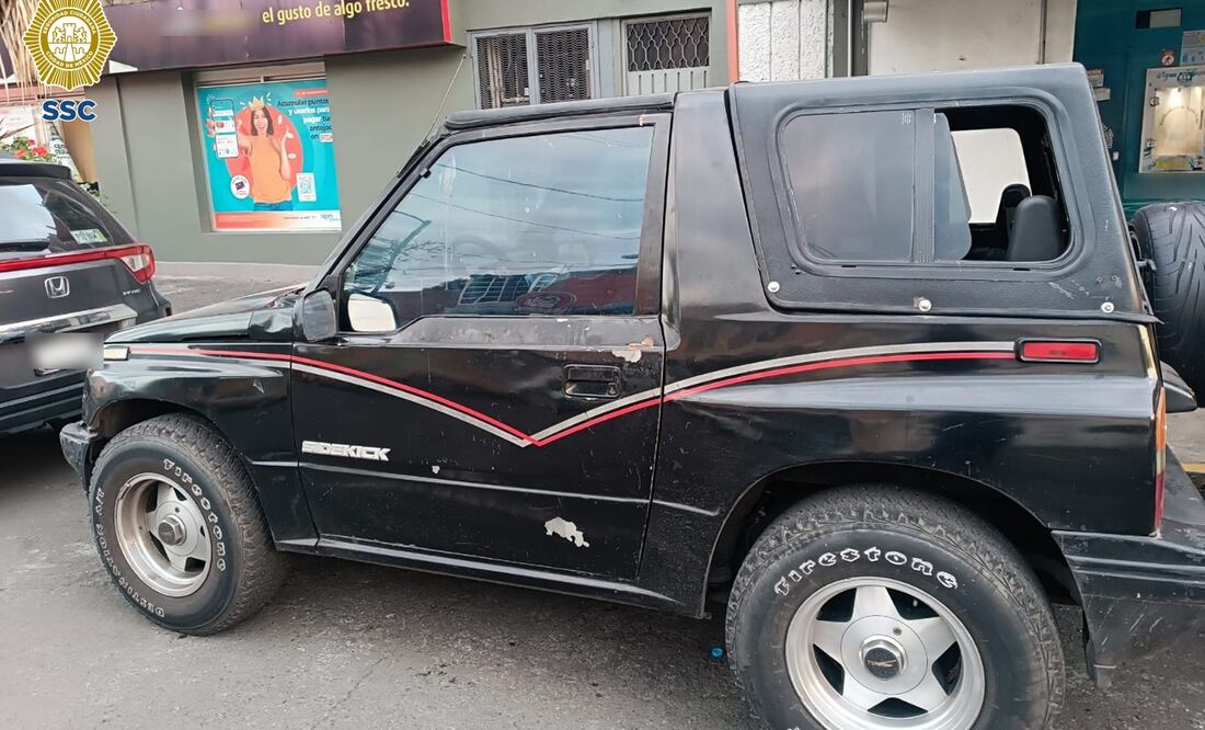 Elementos de la Secretaría de Seguridad Ciudadana (SSC-CDMX) detuvieron a dos hombres identificados como “montachoques”, quienes agredieron a un ciudadano en las inmediaciones de la Terminal 1 del Aeropuerto Internacional de la Ciudad de México (AICM). Foto: especial