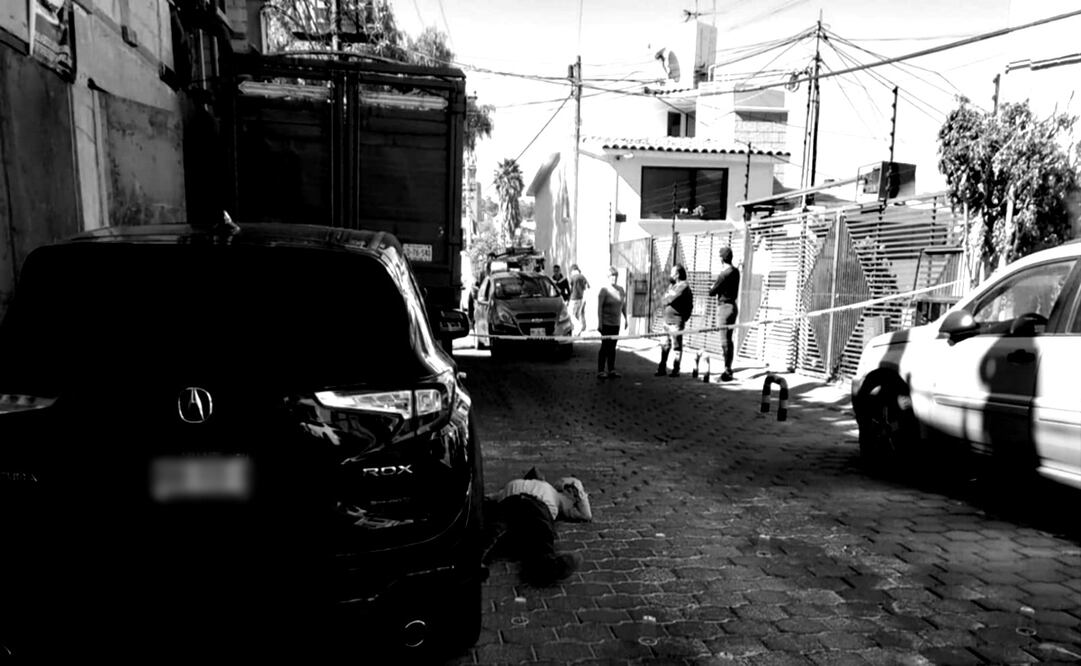 El hombre quedó tirado en el piso sin vida, luego de recibir al menos dos impactos de bala. Foto: Especial 