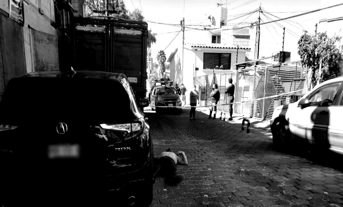 El hombre quedó tirado en el piso sin vida, luego de recibir al menos dos impactos de bala. Foto: Especial