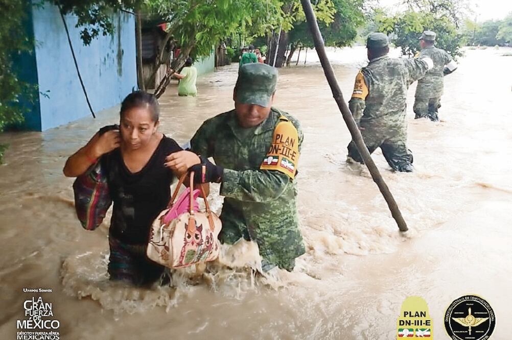En Veracruz (izq), habitantes fueron rescatados por elementos del Ejército ante la inundación de 20 colonias; en Oaxaca (der), las lluvias provocaron daños en 117 tramos carreteros. (FOTOS: SEDENA Y ESPECIAL)