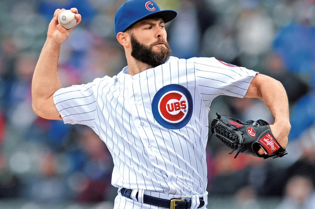 Jake Arrieta se anotó el triunfo sobre los Brewers de Milwaukee; en cinco entradas aceptó tres imparables (PAUL BEATY. AP)