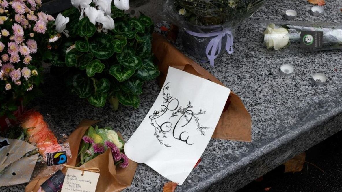 Han dejado ofrendas a las puertas del edificio donde vivía Lola. Foto: Getty Images