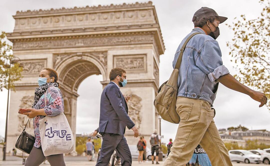Como una medida para mitigar el número de contagios en París, Francia, el gobierno impuso como medida obligatoria el uso de mascarilla o cubrebocas entre los ciudadanos. El país reportó ayer 7 mil 379 nuevos casos de Covid-19. Foto: EFE
