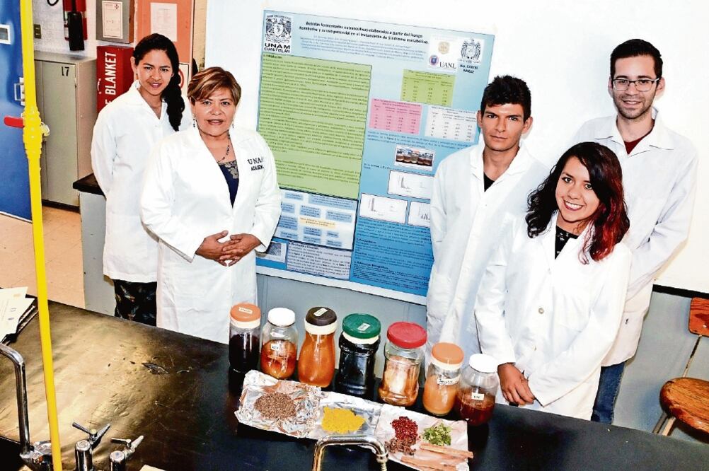 El grupo de estudiantes premiados, con Raquel Gómez Pliego (segunda de izquierda a derecha). (JUSTO SUÁREZ)