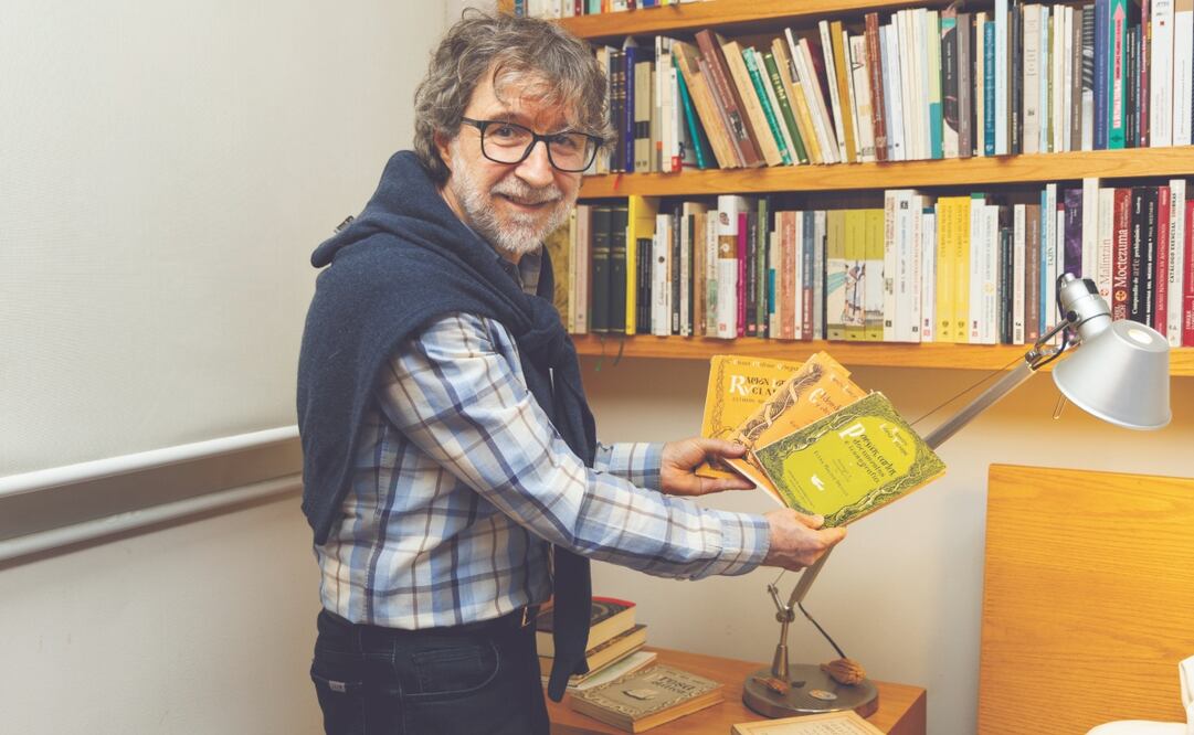 Entrevista con el escritor y poeta Fernando Fernández, sobre la poesía de Ramón López Velarde. Foto Hugo Salvador/ EL UNIVERSAL