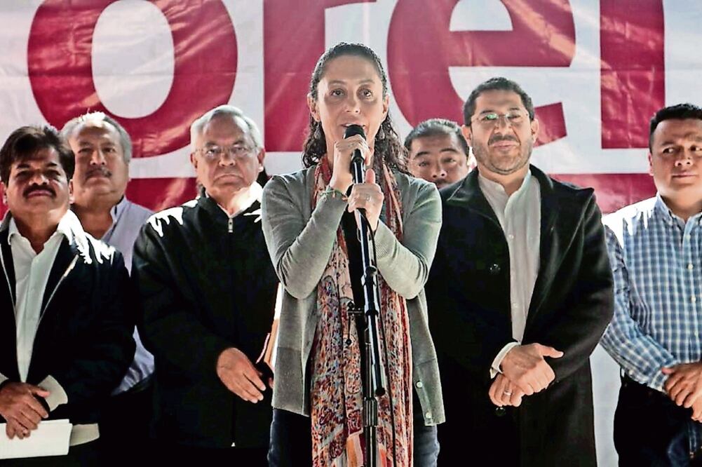 Claudia Sheinbaum Pardo (centro) reprobó que el gobierno de la Ciudad de México traiga gente de otros países para hacer estudios de ingeniería, cuando hay universidades públicas en el país que han ayudado en el tema luego del sismo. (ESPECIAL)