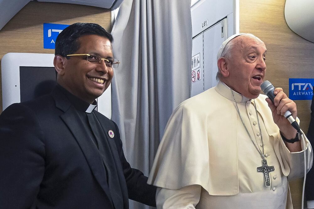 El obispo George Jacob Koovakad, izquierda, quien será nombrado cardenal por el papa Francisco el 8 de diciembre de 2024, escucha al papa Francisco mientras habla con los periodistas durante el vuelo de regreso desde Ulán Bator, Mongolia, el  4 de septiembre de 2023. Foto: AP