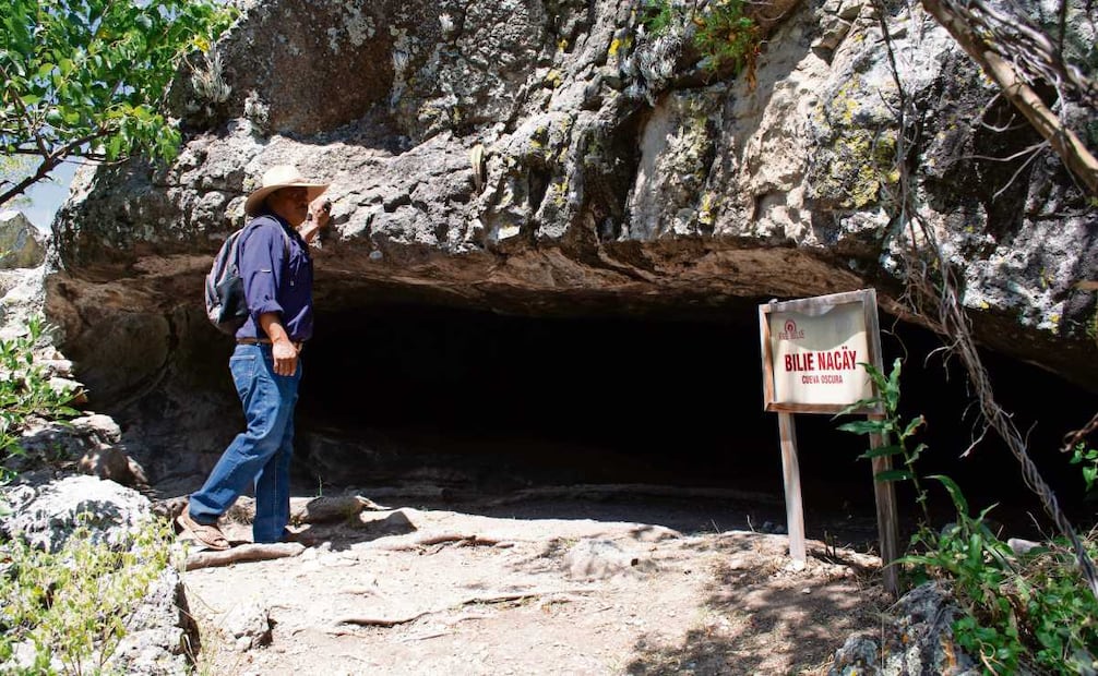 A la entrada de la primera cueva, Pepe pide permiso para entrar, en zapoteco y luego en español. Foto: ISELA HINOJOZA/EL UNIVERSAL