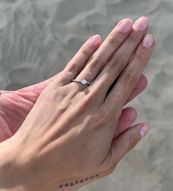 Julián Gil y Valeria Marín se comprometen en pleno desierto de Qatar