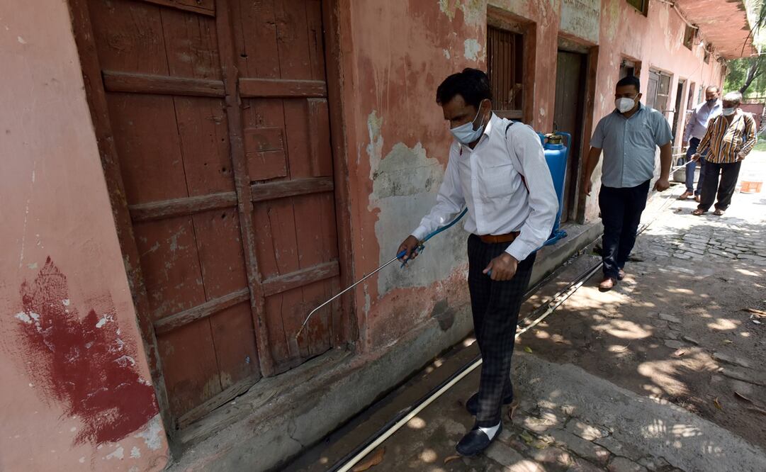 Habitantes de la India rocían pesticida en las calles como medida de prevención contra la malaria. Foto: Xinhua
