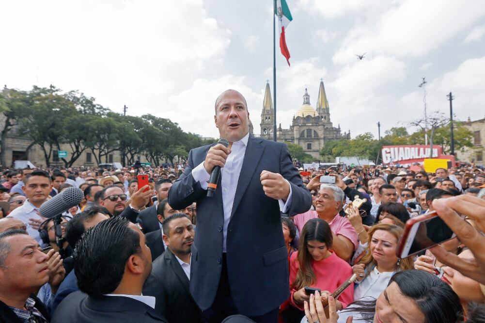 Después de la toma de posesión, el gobernador Enrique Alfaro encabezó un mitin en la Plaza de la Liberación, donde agradeció el apoyo de los jaliscienses. (FERNANDO CARRANZA. CUARTOSCURO)