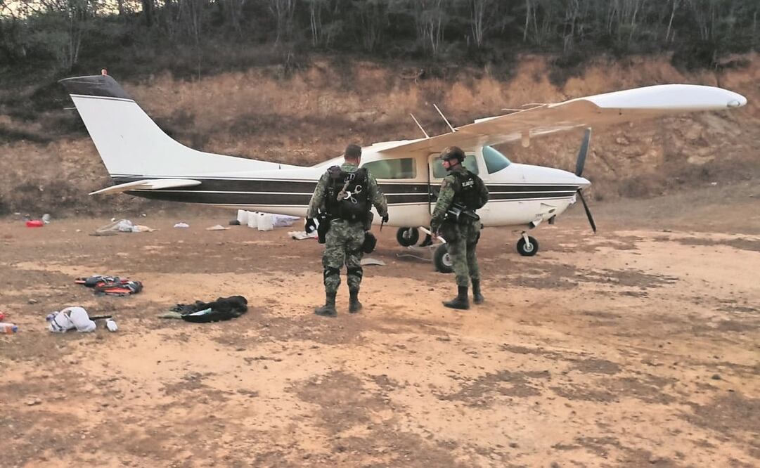 Ejército y la FAM intercep-taron en Tamazula, Durango, un avión que transportaba más de 300 kilos de cocaína. Foto: ESPECIAL