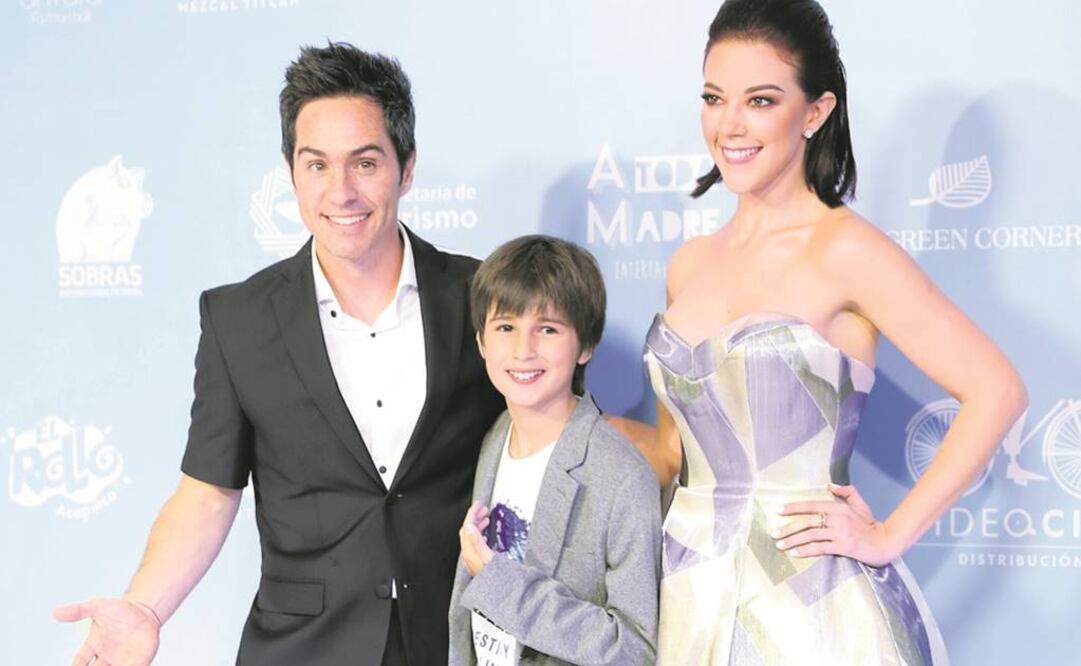 Mauricio Ochmann, Emiliano Aramayo y Fernanda del Castillo por la alfombra (GERMÁN ESPINOSA. EL UNIVERSAL)