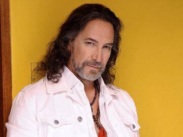 Marco Antonio Solís se ríe del vestuario estrafalario que usaba en Los Bukis