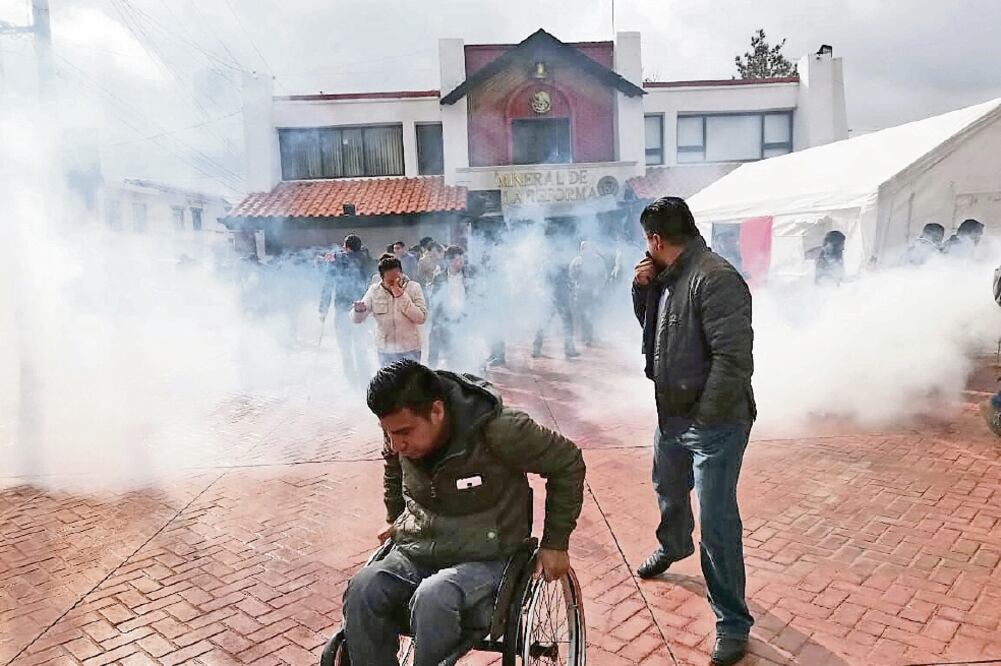 Se enfrentan por huelga empleados municipales en Hidalgo