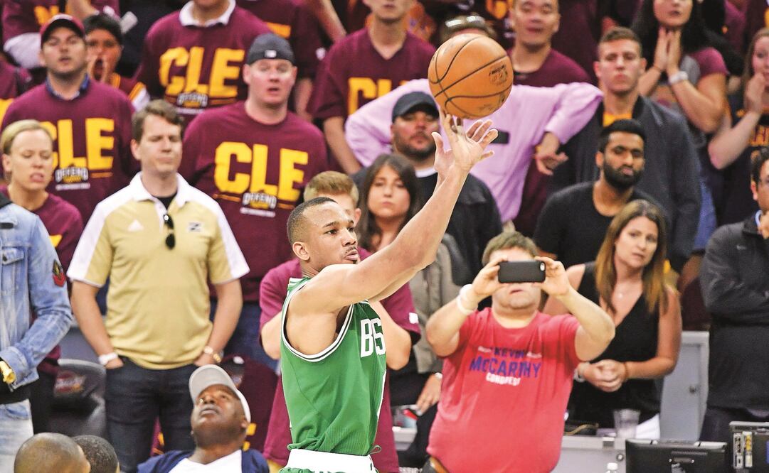 De los ocho tiros de tres de Bradley en el partido, el último fue con drama incluído, pues rebotó en el aro varias veces cuando el reloj se extinguía (JAMIE SABAU. AFP)