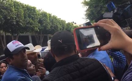 Campesinos se enfrentan por dejar entrar a coordinadores parlamentarios a San Lázaro 