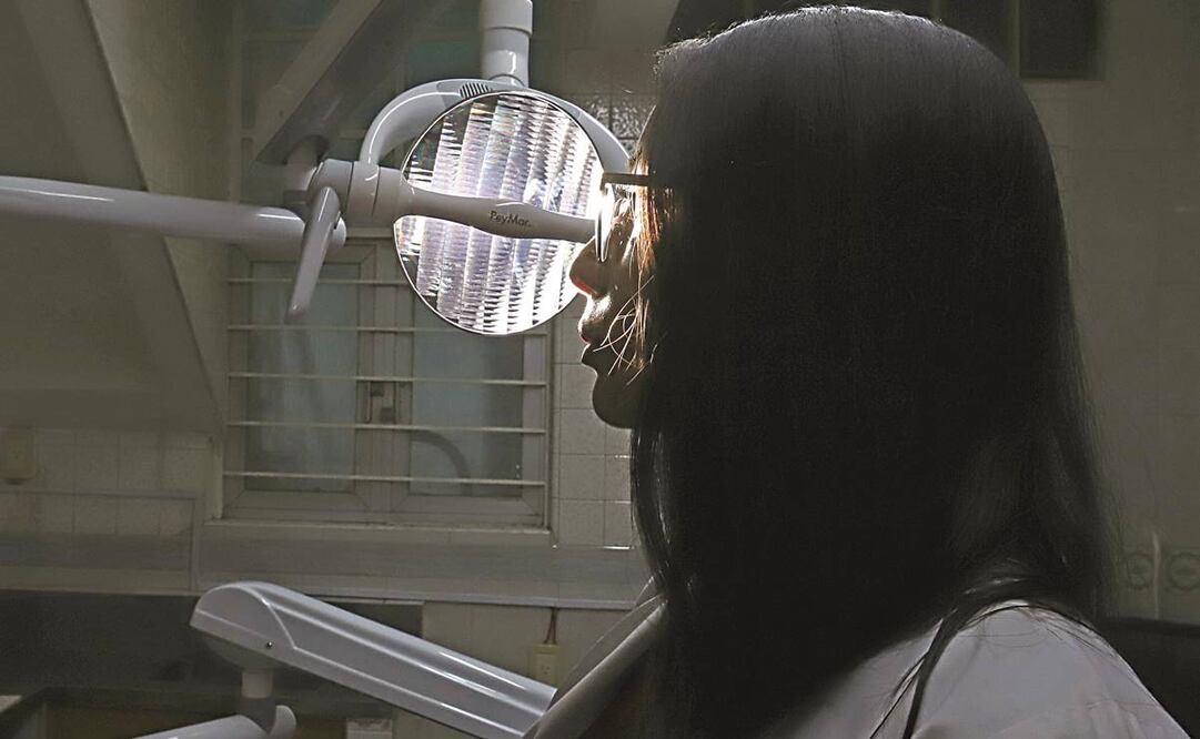 Laura estuvo a punto de abandonar su carrera por temor a recibir un sueldo precario durante toda su vida, pero afortunadamente hoy trabaja en una clínica privada donde dice que gana lo justo. Foto: Berenice Fregoso/ EL UNIVERSAL