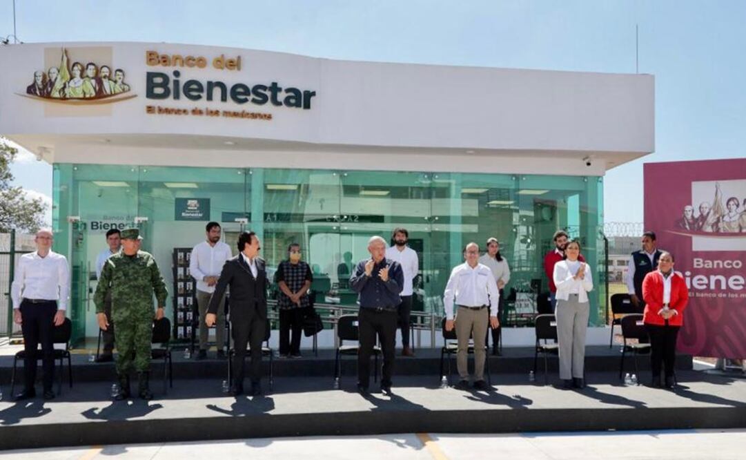 Junto al gobernador Omar Fayad, López Obrador inauguró una sucursal del Banco del Bienestar. Foto: Presidencia