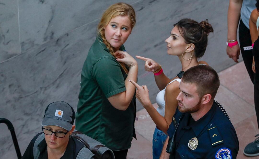 La actriz Amy Schumer y la modelo Emily Ratajkowski figuraron entre los 300 detenidos. Foto: EFE