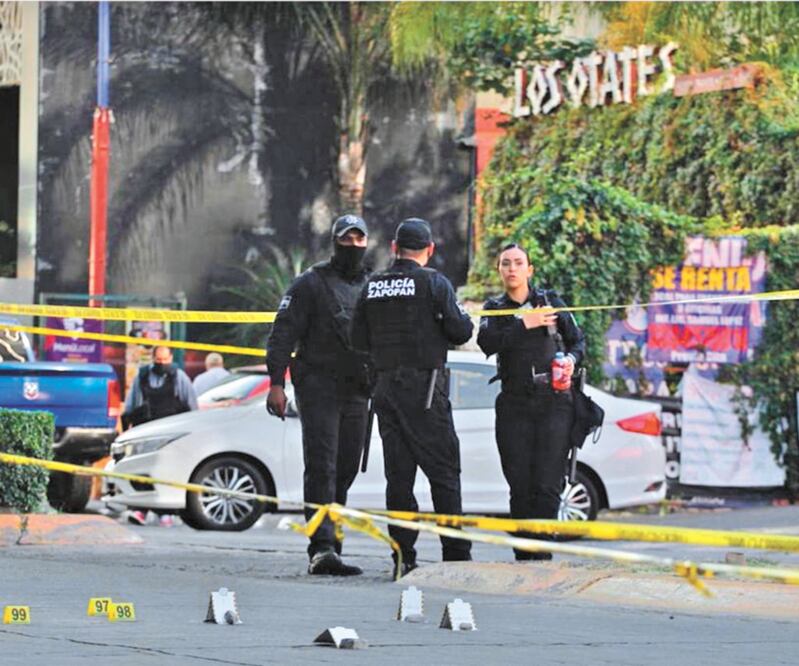 Agentes aseguraron casquillos afuera del restaurante. FERNANDO CARRANZA. CUARTOSCURO