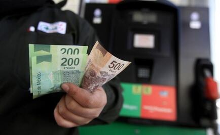 Long gas lines, price hike mar holiday season in Mexico