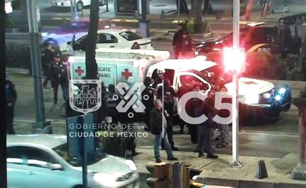 Servicios de emergencia trabajan por volcadura en Reforma