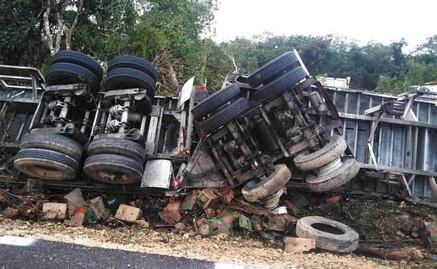 Vuelca tráiler cargado de cervezas y pobladores hacen rapiña en Yucatán
