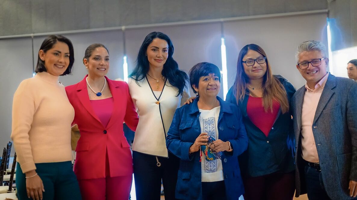 Gabriela Jiménez (centro), diputada electa de Morena, participó en el foro. Tomada de X