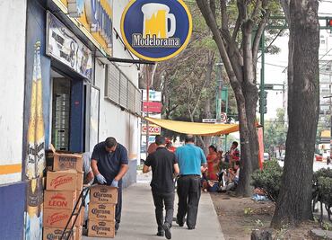 Convierten la banqueta en una cantina, se quejan vecinos