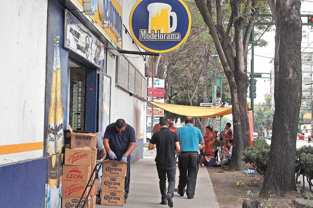 La tienda donde venden cerveza, en la calle San Felipe, se encuentra solamente a unos metros de una secundaria privada (ADRIÁN HERNÁNDEZ. EL UNIVERSAL)