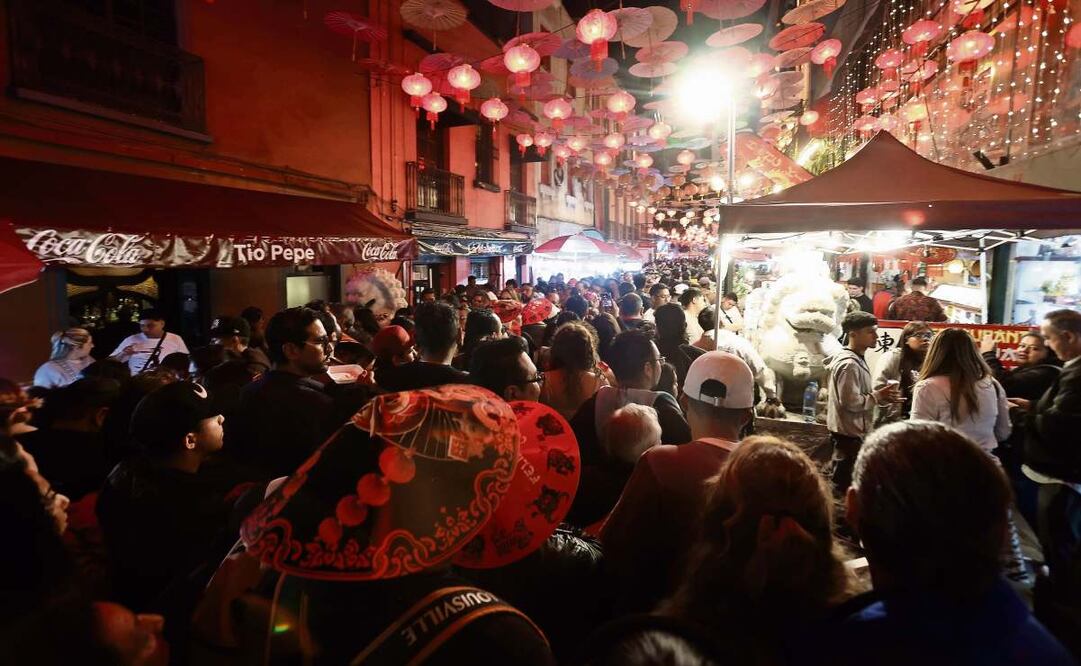 La fiesta en el Barrio Chino se prolongó por la noche con danzas, música y baile. (30/01/2025) Foto: Gabriel Pano | El Universal