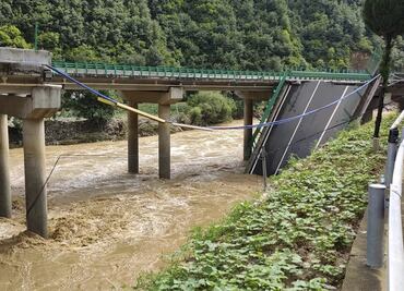 Reportan 11 muertos y docenas de desaparecidos en China tras derrumbe de un puente por inundaciones