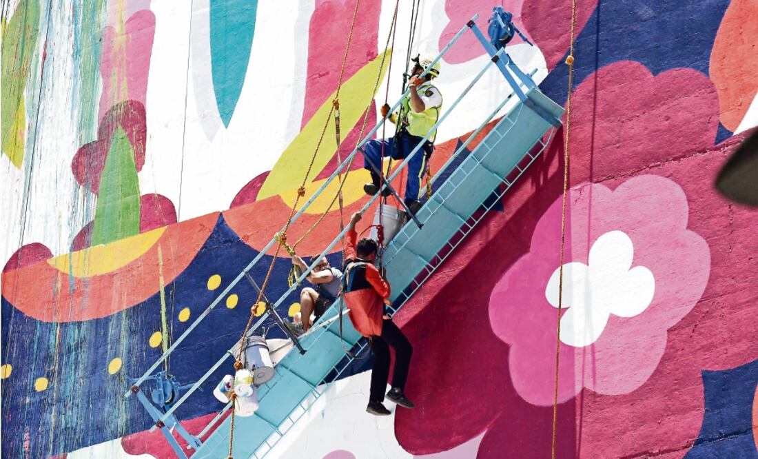 Según la versión de los involucrados en el incidente, una de las cuerdas que sostenían la estructura metálica se rompió, esto provocó que el andamio quedara de manera vertical, mientras ellos quedaron suspendidos de la base. Foto: JUAN ARMANDO MARTÍNEZ