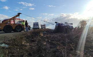 Vuelca y se incendia tráiler en el Istmo de Oaxaca; rescatan al conductor