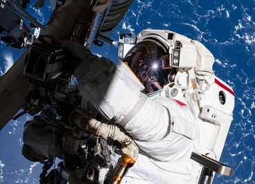Mientras astronauta estadounidense se recupera, cosmonautas rusos toman la ventaja y protagonizan caminata espacial