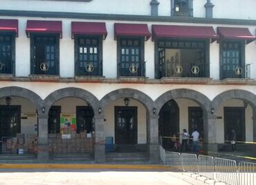 Habitantes dejan más de 100 cajas de pirotecnia frente a palacio municipal de Tultepec