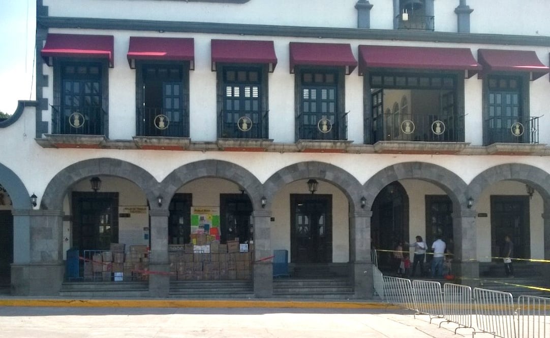 El sitio donde los habitantes dejaron las cajas permanece acordonado, en espera de que autoridades de la Sedena o de la PGR lo retiren. Foto: Juan Manuel Barrera / EL UNIVERSAL