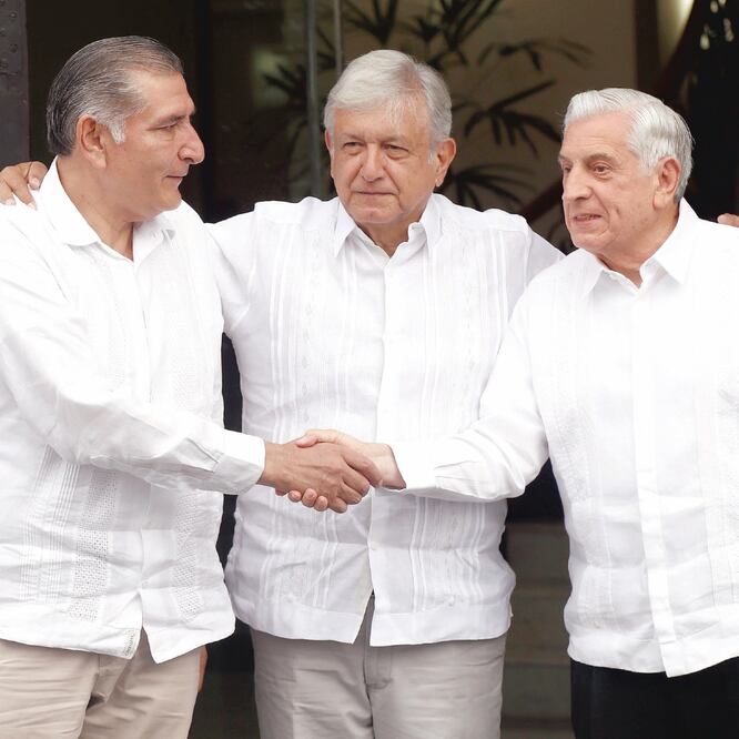El presidente electo, Andrés Manuel López Obrador (centro), sostuvo una reunión con los gobernadores saliente y entrante de Tabasco, Arturo Núñez (der.), y Adán Augusto (izq.); tras el encuentro dijo que a mediano plazo no se venderá petróleo. (YADÍN XOL)