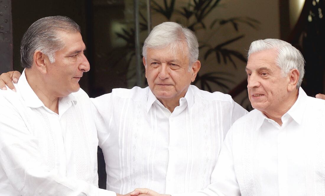 El presidente electo, Andrés Manuel López Obrador (centro), sostuvo una reunión con los gobernadores saliente y entrante de Tabasco, Arturo Núñez (der.), y Adán Augusto (izq.); tras el encuentro dijo que a mediano plazo no se venderá petróleo. (YADÍN XOL)