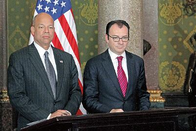 Aduanales con arma arrancan las revisiones en el lado de EU