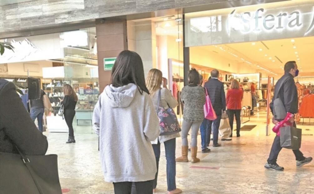 Hacen largas filas para entrar a plazas en Edomex